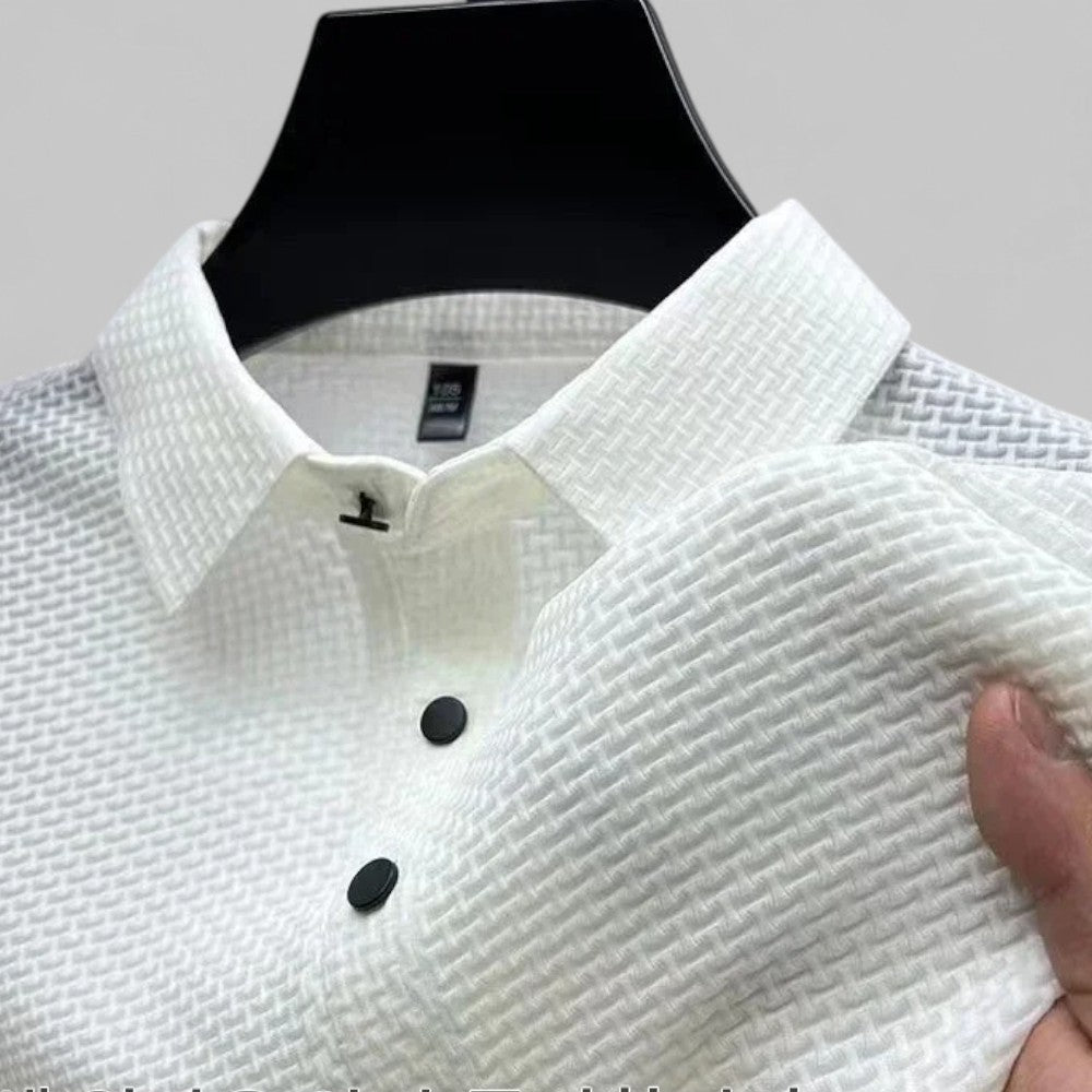 Mann iført elegant kortermet herre polo t-skjorte for en avslappet hverdagsstil, ideell for sommerklær.