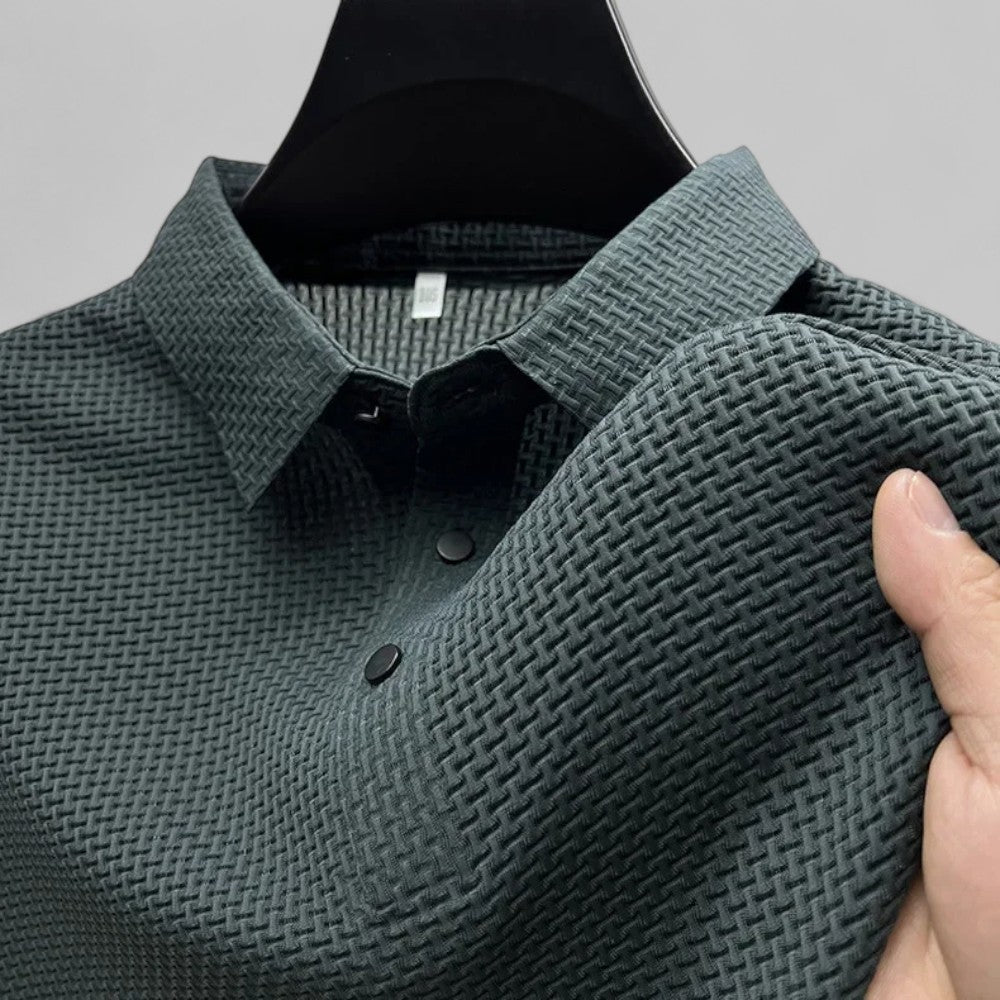 Brettet kortermet herre polo t-skjorte i bomullsblanding, viser klassisk design for komfortabel hverdagsstil.