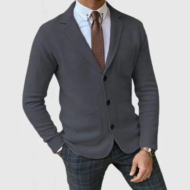 Elegant herre i marineblå strikkblazer, hvit skjorte og slips. Perfekt formell dressjakke for jobb eller fest.