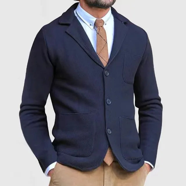 Mann som viser stilig silhuett i en klassisk marineblå strikkblazer. Elegant og moderne menns dressjakke for vår/høst.