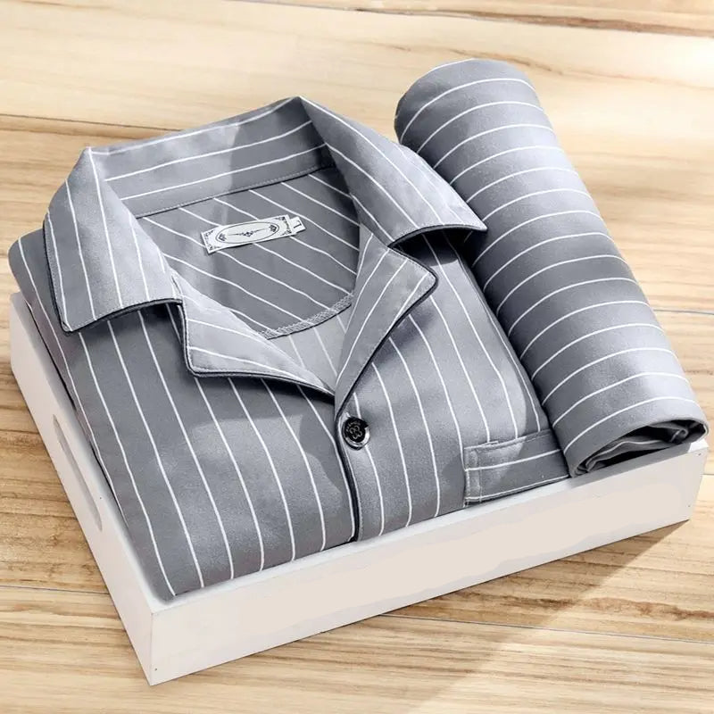 Komfortabelt pyjamassett for menn i klassisk stil, ideelt for avslappende kvelder.
