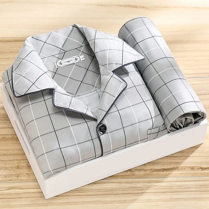 Gaveidé: Luksuriøst herrepyjamassett i klassisk stil for den kvalitetsbevisste mannen.