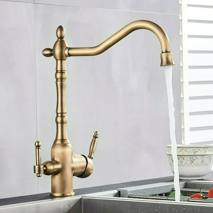 Benkemontert kjøkkenkran i antikk messing. Klassisk armatur med 360° sving og tidløst design.