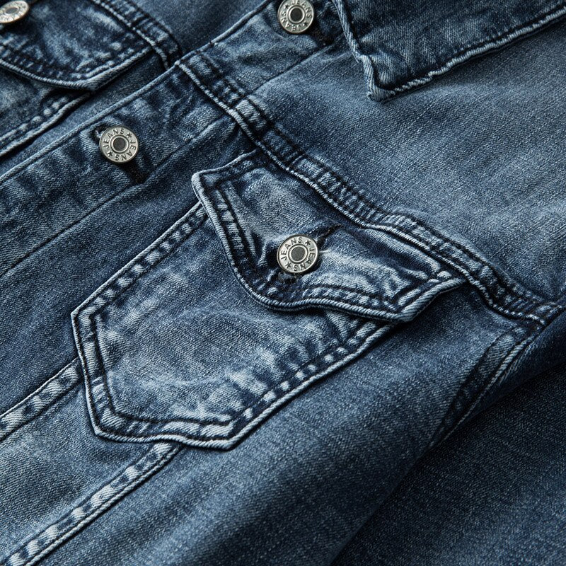 Slim fit herre denimjakke i tidløs bikerstil. Perfekt blå vårjakke/høstjakke for street style og casual look.