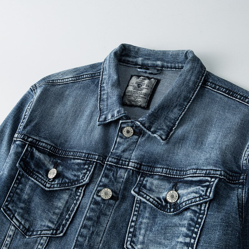 Stilig slim fit denimjakke for menn, perfekt bikerstil vårjakke for casual hverdagsbruk. Tidløst blått yttertøy.