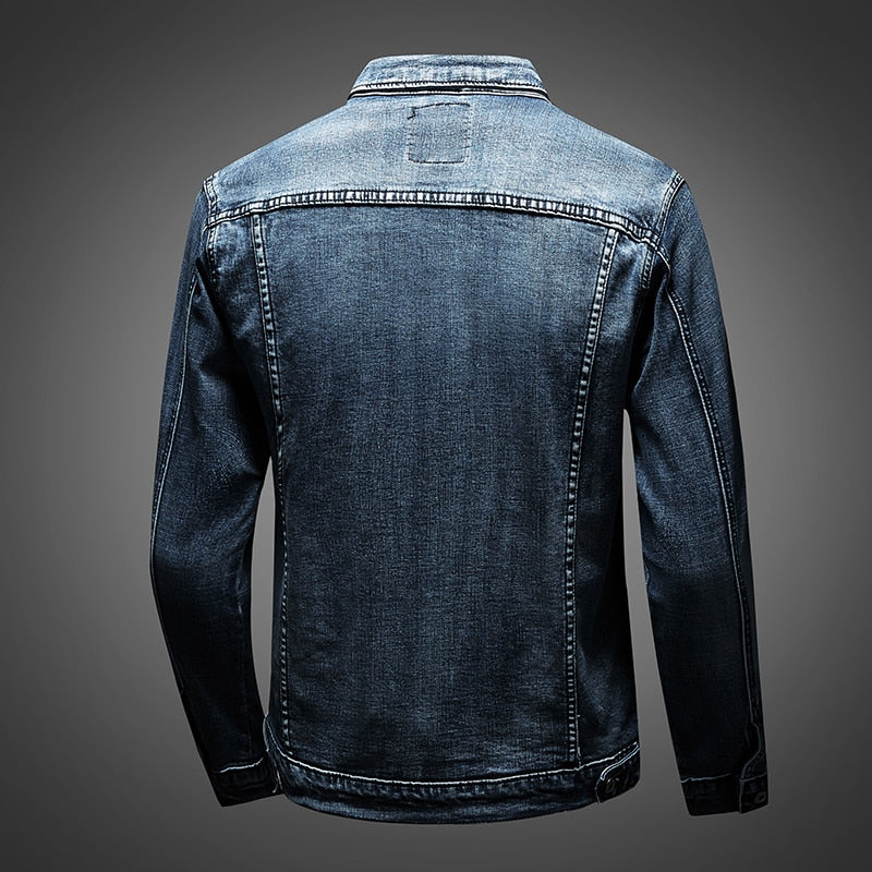 Trendy slim fit herre denimjakke i bikerstil. En klassisk blå vår/høstjakke som fremhever din street style look.