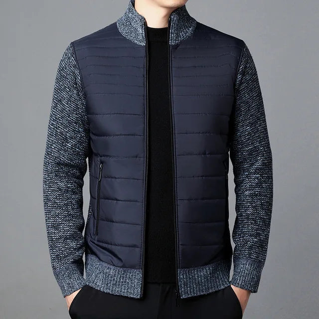 Tidløs strikket herrefrakk i klassisk design. Perfekt for casual høst- og vinterbruk med komfortabel stil.
