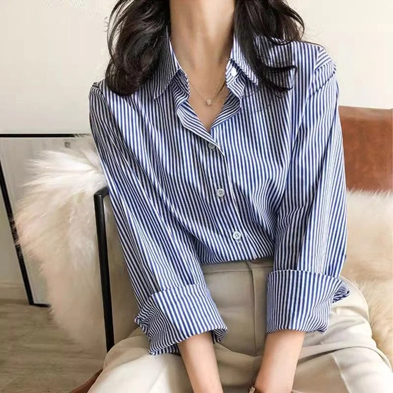 Elegant, stripet damebluse med løs passform. Perfekt for både hverdag og kontor. Tidløs vår/høst mote.