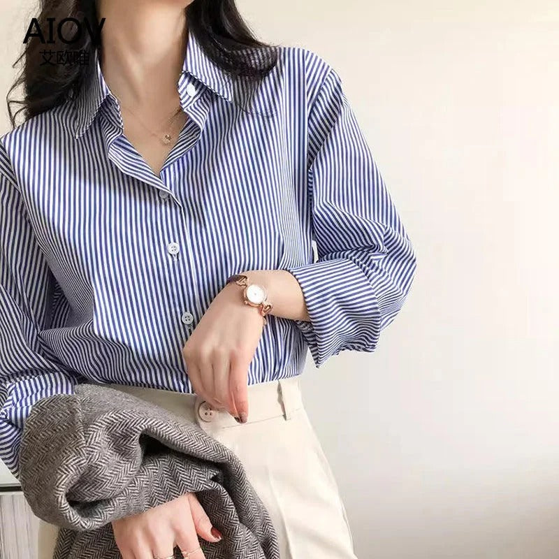 Trendy stripet damebluse i klassisk stil, ideell for vår og høst. Tidløs elegant topp for kvinner.