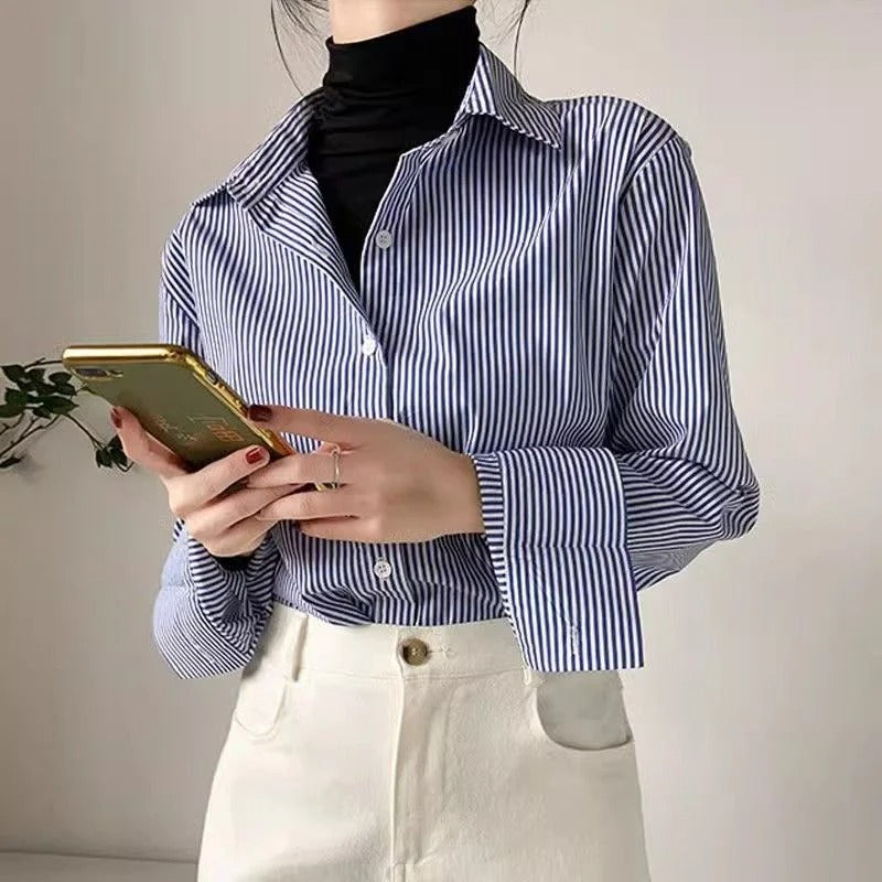 Komfortabel, løs stripet damebluse med lang erm. Elegant og allsidig for en tidløs look på kontoret.