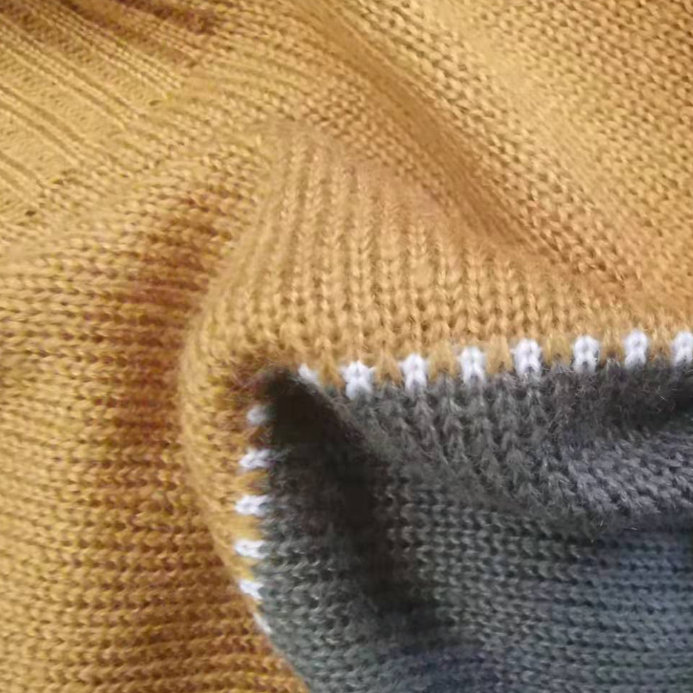 Elegant damegenser med horisontale striper. Tidløs strikkegenser, perfekt for en klassisk stil.