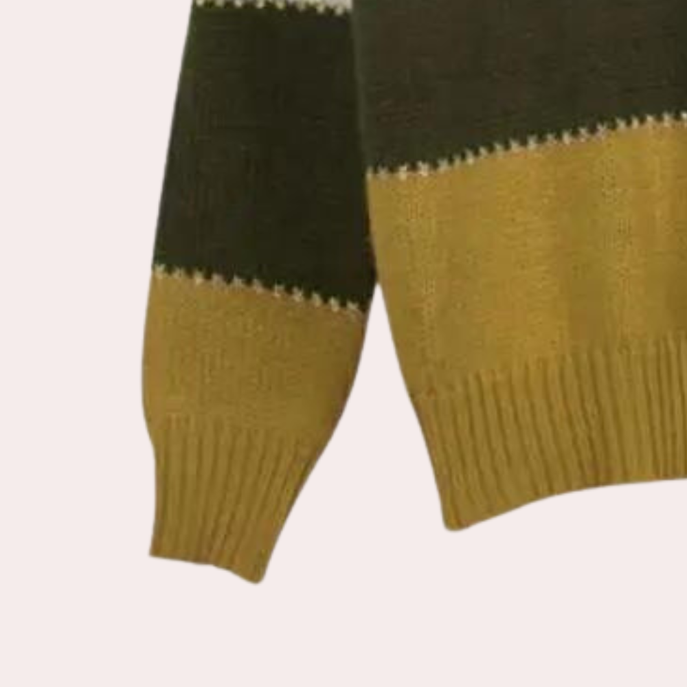 Dame iført elegant stripete genser, viser tidløs og klassisk stil. Komfortabel hverdagsgenser.
