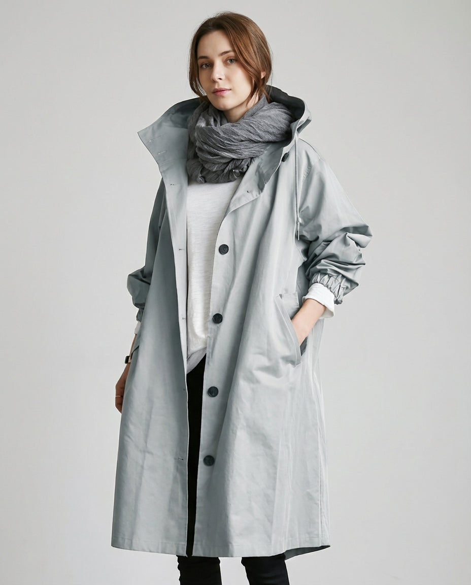 Klassisk trenchcoat for kvinner med hette. Elegant og varm ytterkåpe i løs passform for høst og vinter.