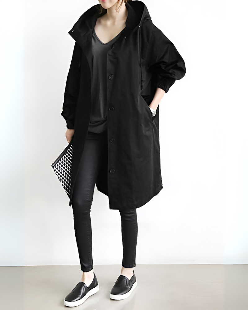 Elegant dametrenchcoat med praktisk hette. Tidløs kåpe for kvinner, perfekt yttertøy for kjøligere dager.