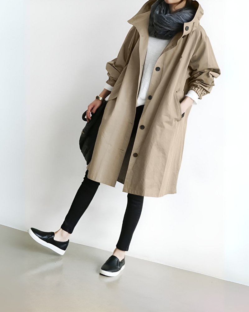 Dametrenchcoat med hette. Varm og klassisk ytterkåpe for kvinner, perfekt for elegant stil i kulden.