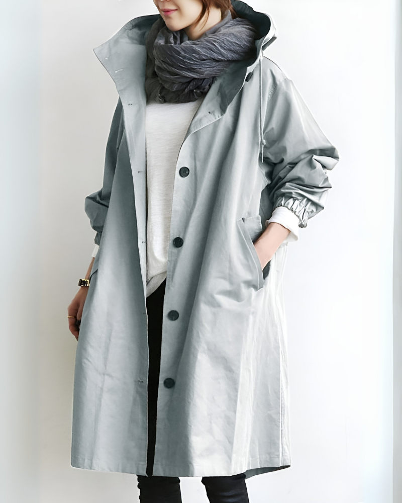 Tidløs trenchcoat for kvinner. Elegant og funksjonell kåpe med hette, ideell for høst- og vintermote.