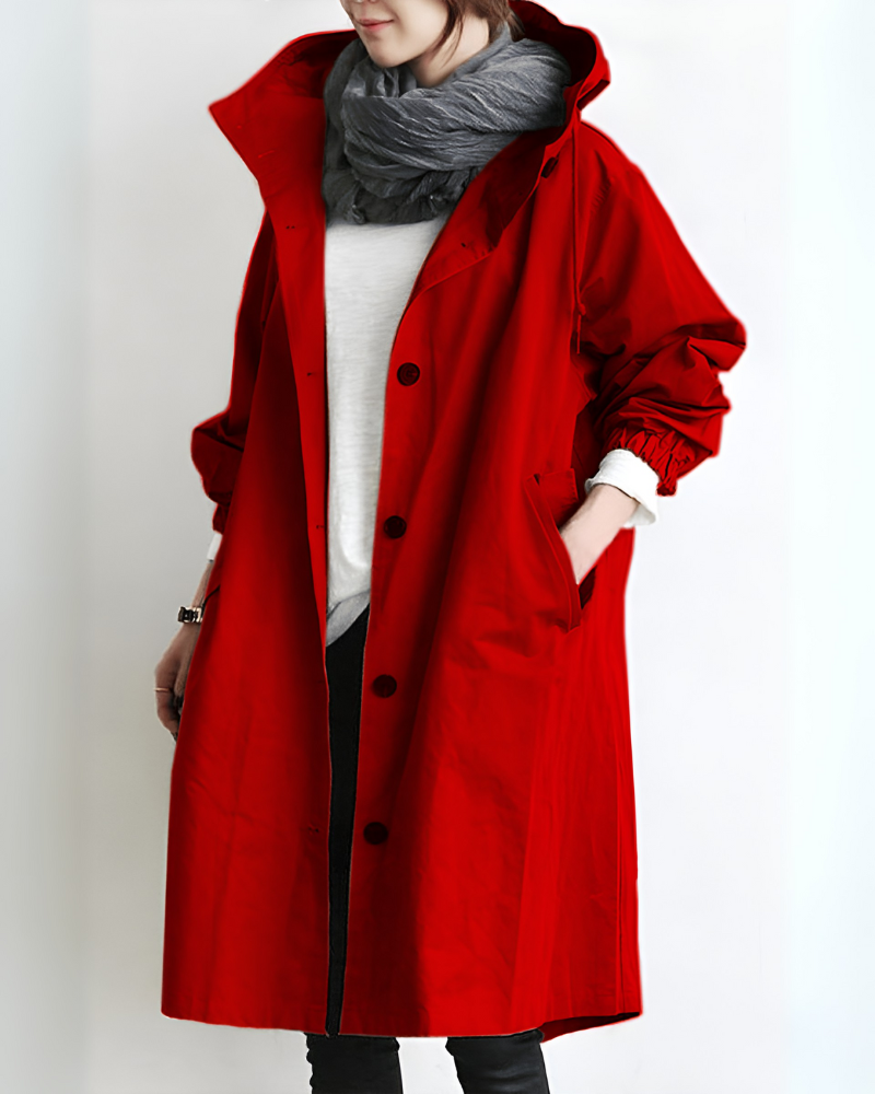 Motebevisst dametrenchcoat med hette. Varm og komfortabel ytterkåpe i klassisk stil for vinter.
