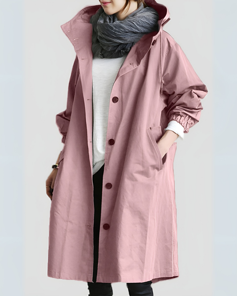 Elegant trenchcoat til dame. Varm hette og løs passform gjør denne klassiske kåpen perfekt for høst.