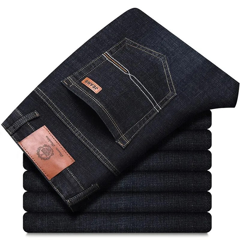 Klassiske blå denimjeans for menn i smal passform. Tidløs stil og komfortable hverdagsklær for herre.