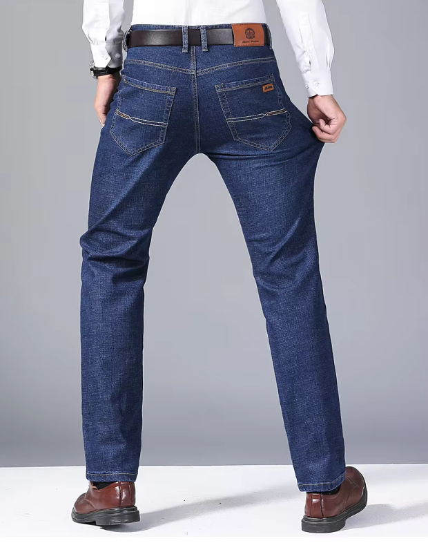 Klassiske blå denimjeans for menn, stylet for smart casual herremote. Fokuserer på komfort.