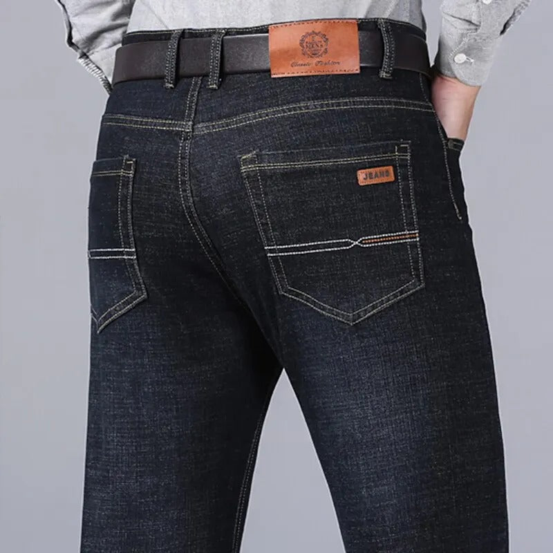 Brettede menns svarte denimjeans, understreker tidløs stil og komfort. Essensielle herreklær.