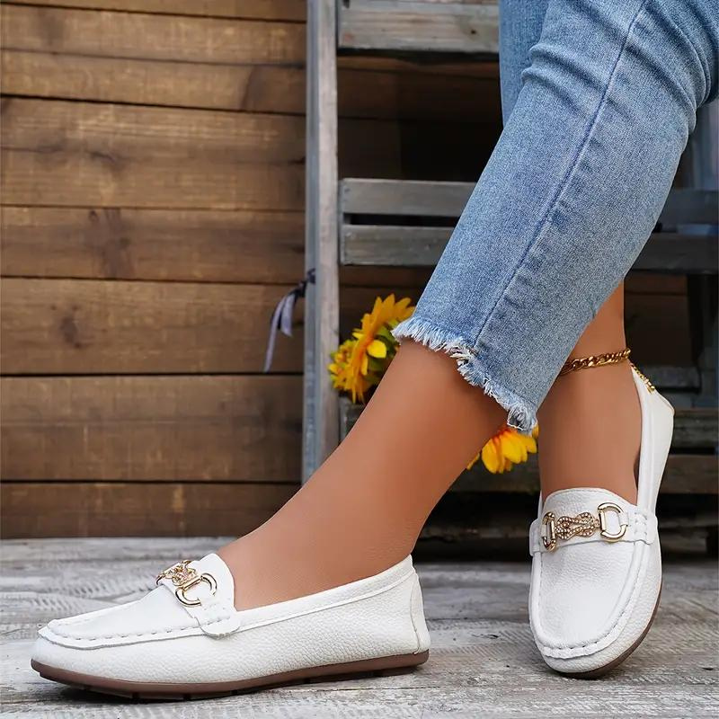 Nærbilde av slip-on dame loafers i skinn, med elegant søm og klassisk design, perfekt som formelle sko.