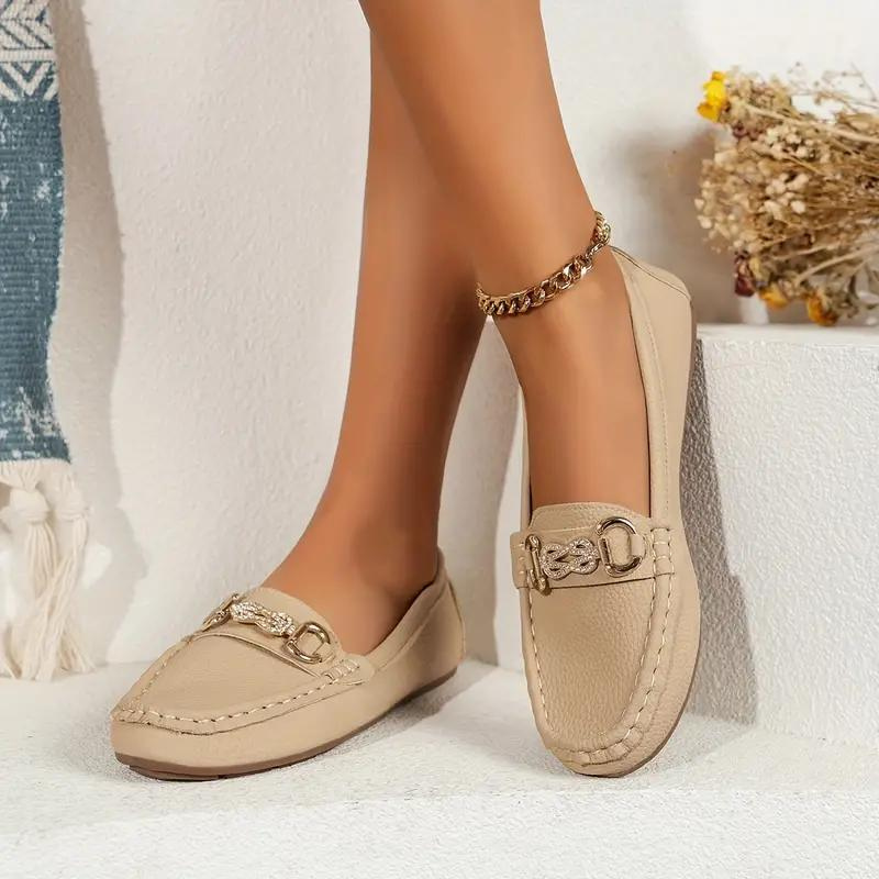 Komfortable svarte dame loafers på foten, ideelle flats for jobb, fritid og en avslappet hverdagsstil.