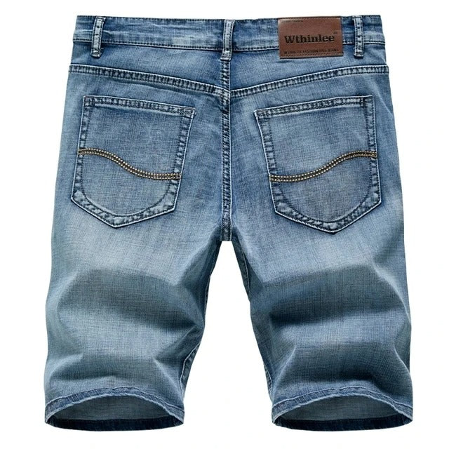 Klassiske denimshorts for menn. Tidløs stil, perfekt for sommerklær og casual fritid.