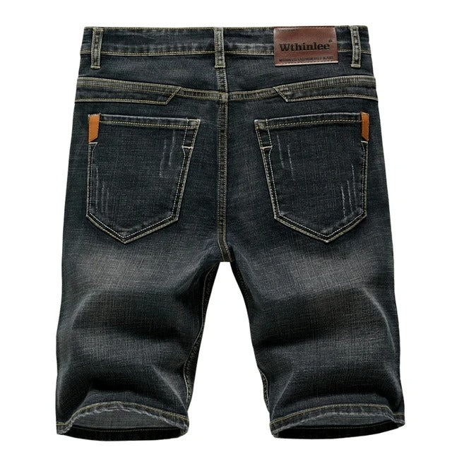 Vinklet bilde av klassiske denimshorts for menn. Stilrent og casual, flott for sommerklær.