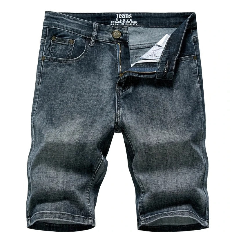 Detalj av linning på klassiske denimshorts. Kvalitet og komfort for casual herreshorts.