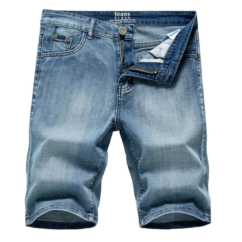 Stable av klassiske denimshorts. Ulike vasker av behagelige herreshorts for sommeren.