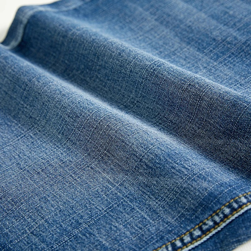 Pent brettede klassiske denimshorts. Tidløse herreshorts, klar for sommerens casual antrekk.