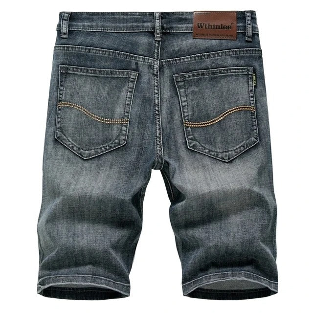 Mann i behagelige denimshorts. Komfortabelt sittende herreshorts, perfekt for avslappet sommer.