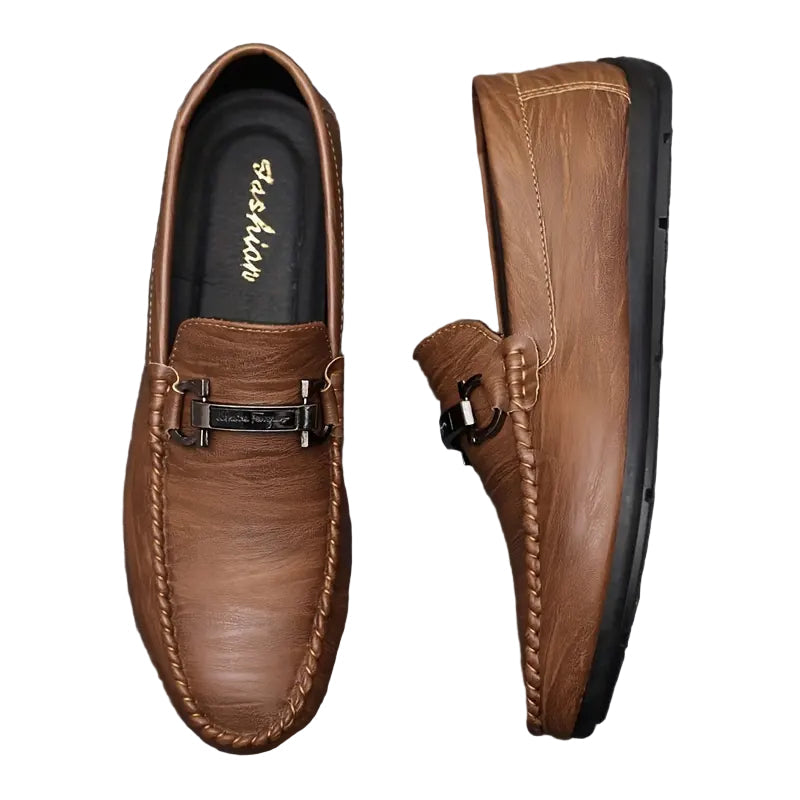 Klassiske herre loafers i brunt skinn, tidløs stil for menn. Komfortable, elegante fritidssko.