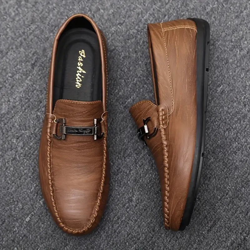 Sorte herre loafers, perfekte som formelle jobbsko eller uformelle smart casual antrekk. Lav hæl.