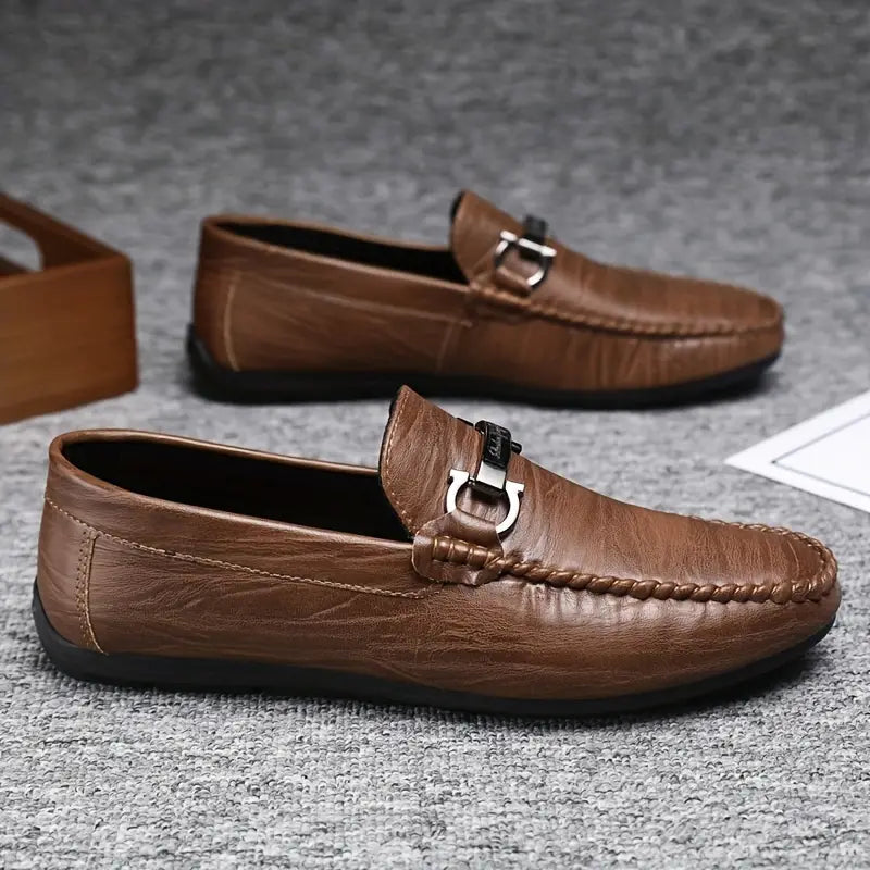 Elegante blå semsket loafers for menn, ideelle for både fritid og mer pyntede anledninger. Komfortable herresko.