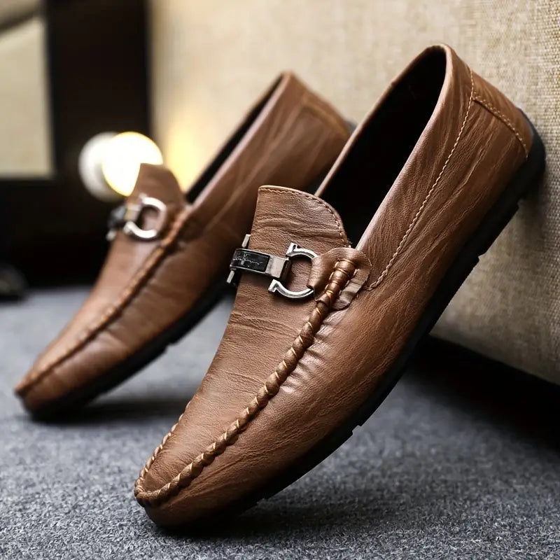 Mann som går i komfortable brune loafers, fremhever bevegelsesfrihet og stilfulle herresko.