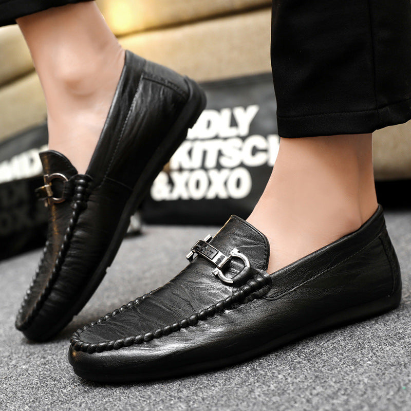 Loafers med spenne i metall, elegante detaljer på herresko som passer til jobb og fritid. Komfortable.
