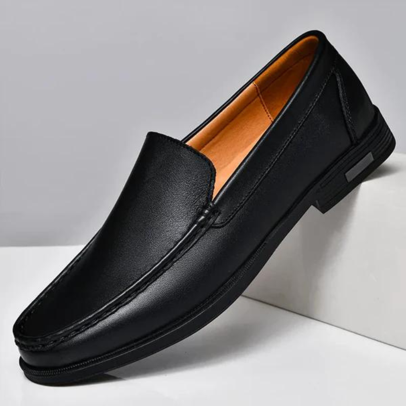 Herreloafers i klassisk stil som komplementerer et elegant antrekk for enhver anledning.