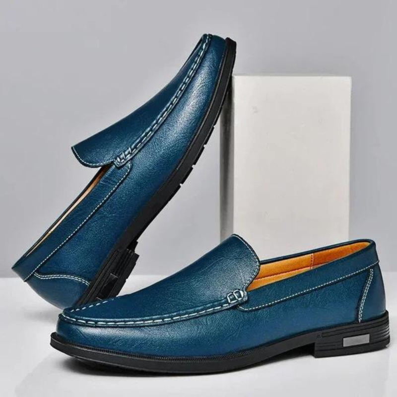Detaljert bilde av klassiske herreloafers med fin tekstur og elegant finish.