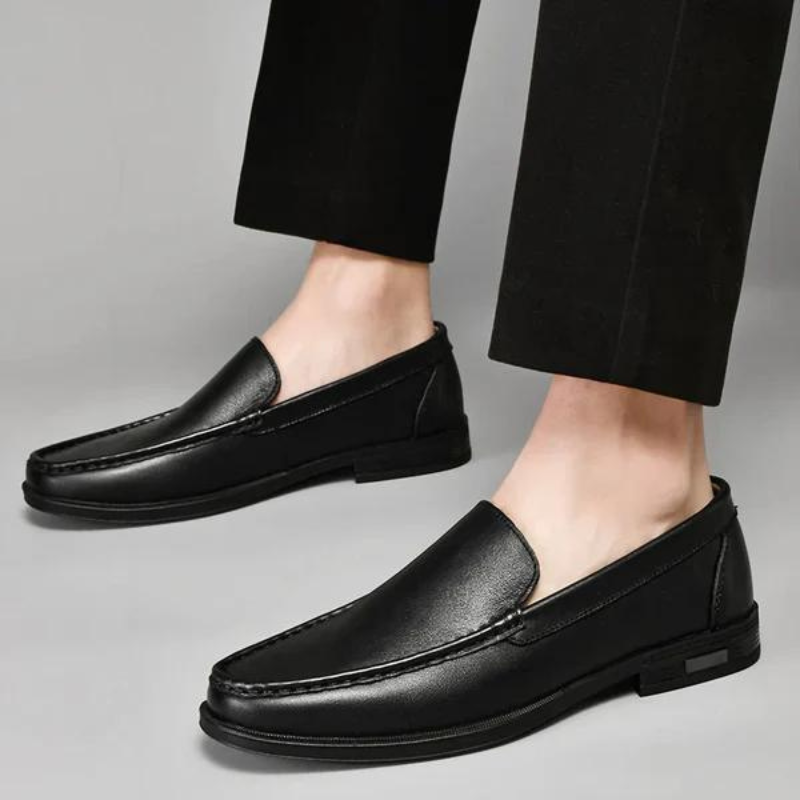 Elegant herremote med klassiske herreloafers, et must for den moderne mannen.