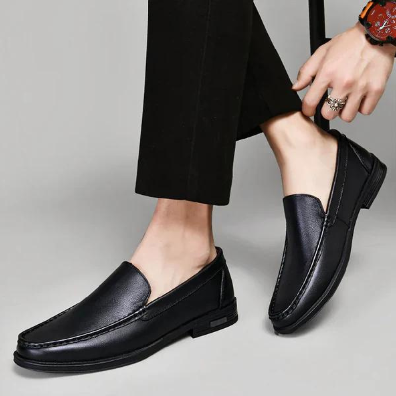 Nærbilde av klassiske herreloafers, fremhever håndverk og tidløst design.