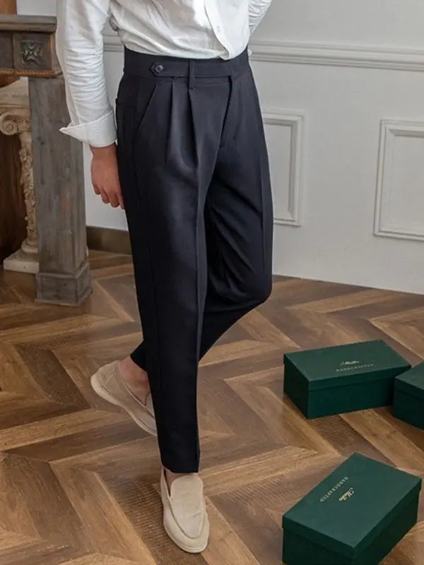 Brune klassiske herrebukser. Allsidige skreddersydde bukser som passer til både formelle og uformelle settinger.