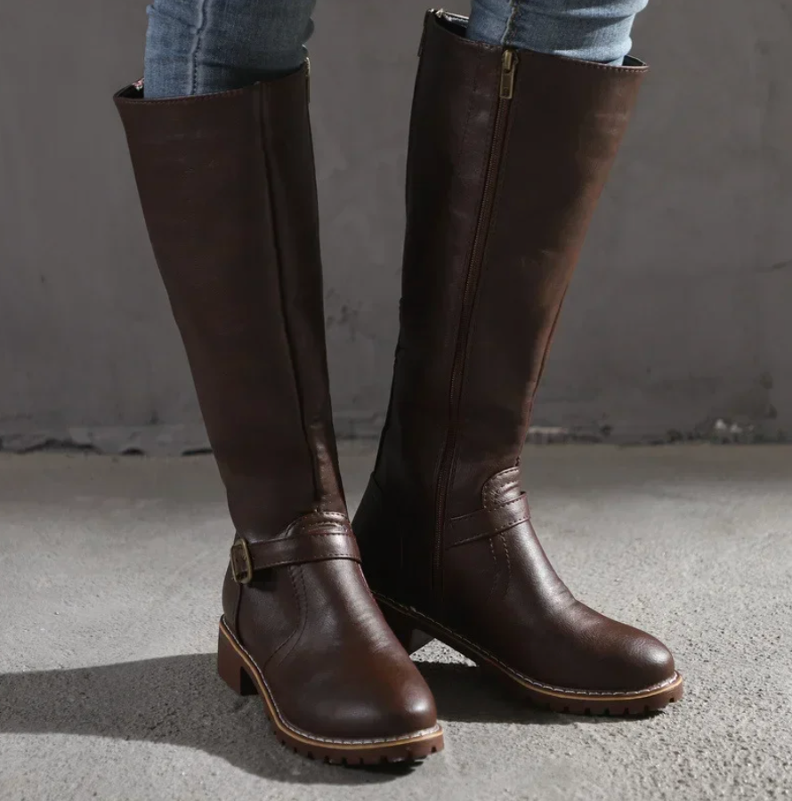 Moderne knehøye dameboots med elegant blokkhæl, gir varme og komfort gjennom vinteren.