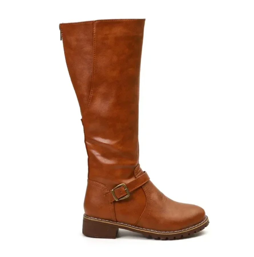 Nærbilde av knehøye dameboots: elegant blokkhæl og kvalitetsmateriale for vinteren.