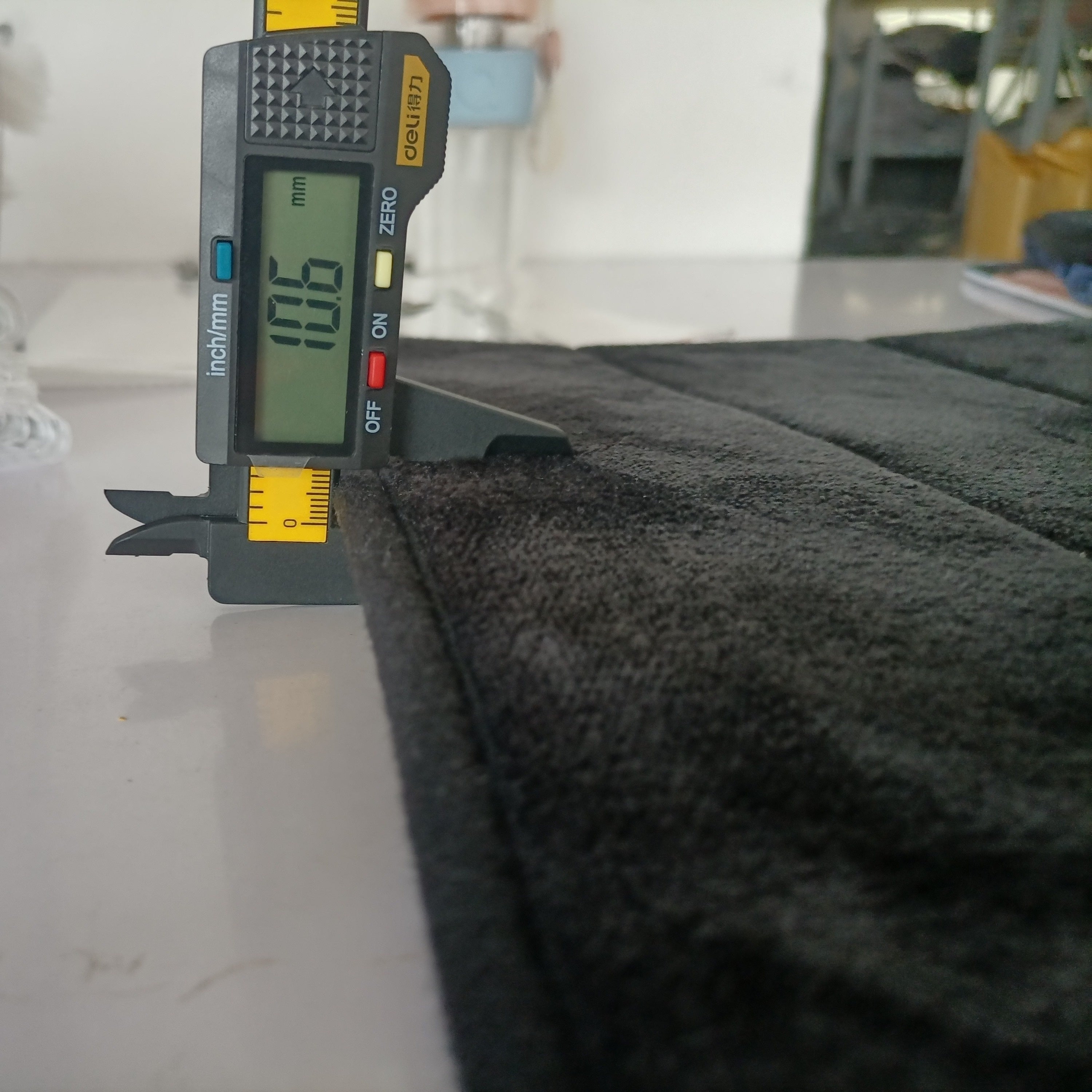 Ergonomisk myk badematte. Komfortabel under føttene, med antiskli for økt trygghet på baderommet. Moderne stil.