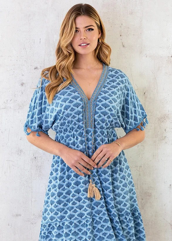 Løs og komfortabel kvinners sommerkjole i midilengde, perfekt for en avslappet boho chic look.