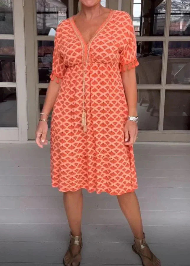 Allsidig kvinners hverdagskjole i boho midi design. Komfortabel for reise og fritid.