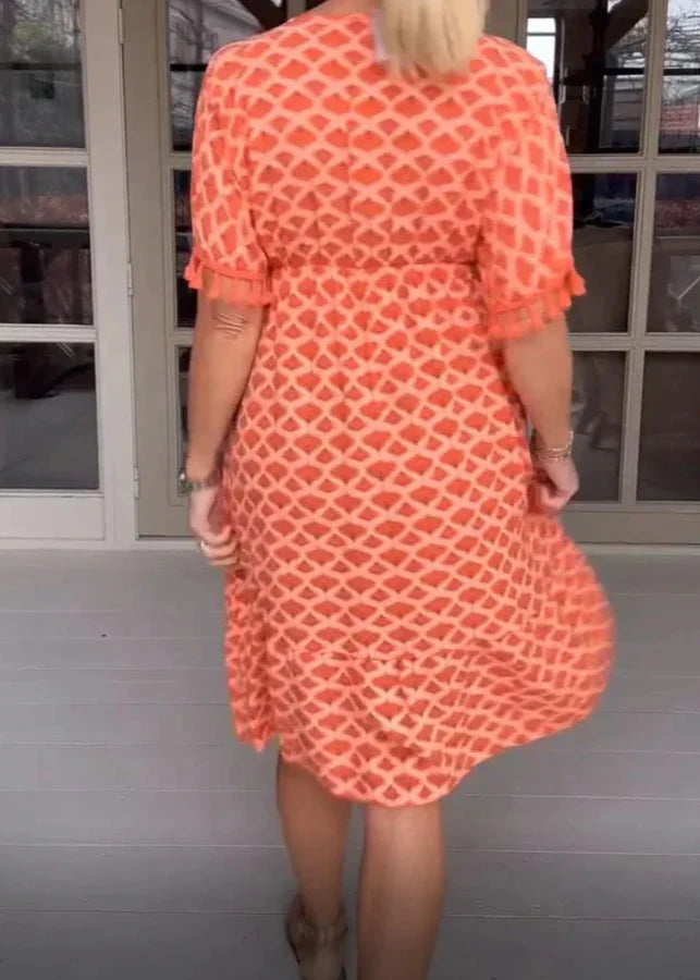 Komfortabel boho midikjole for kvinner. Løs passform med v-hals for sommeren.