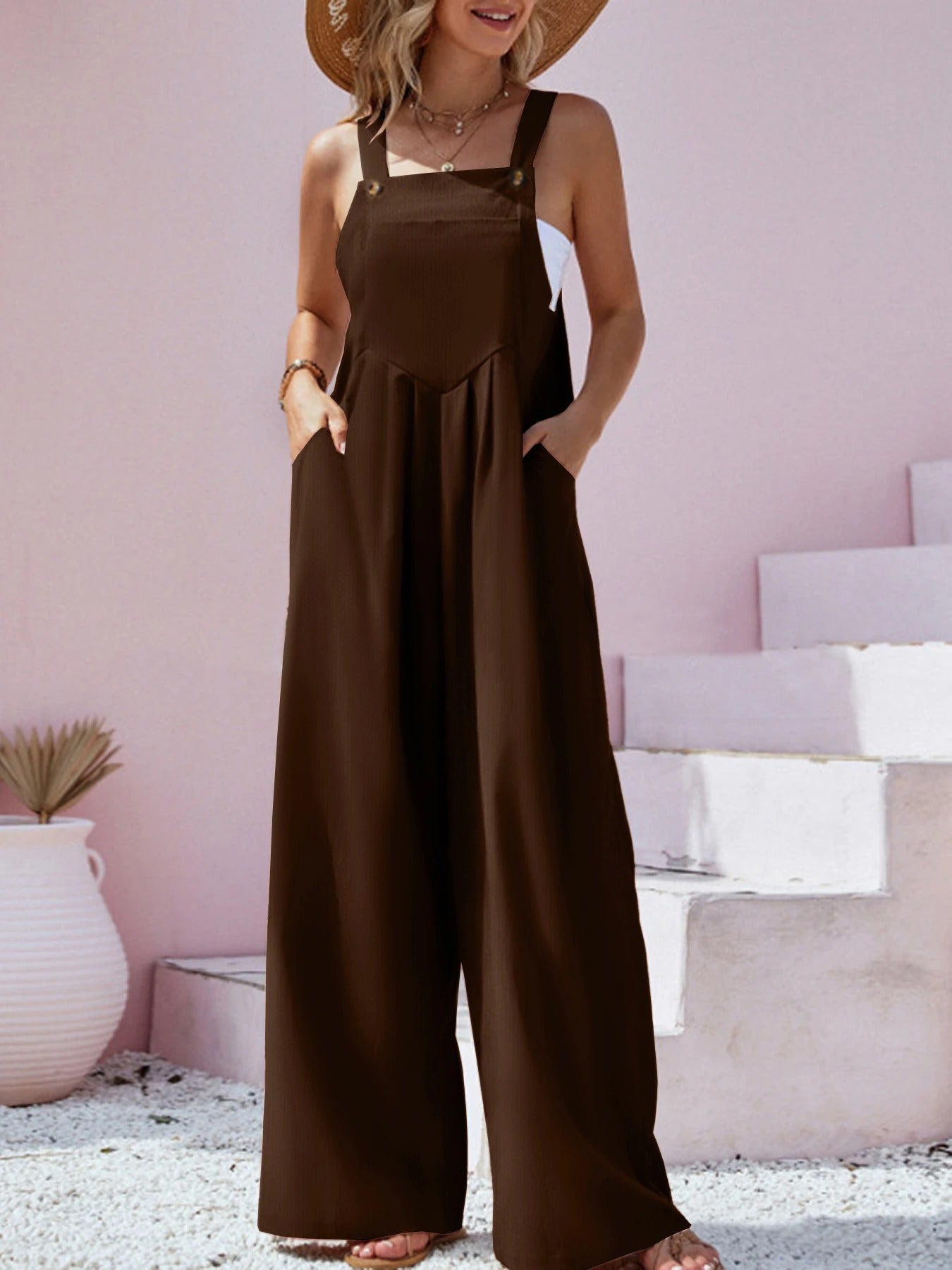 Ensfarget dame jumpsuit med bukseseler, vide ben og løs passform for en stilig sommer.